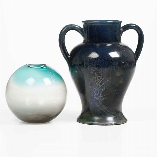 Due vasi diversi, uno Melandri in ceramica e uno in vetro di Murano