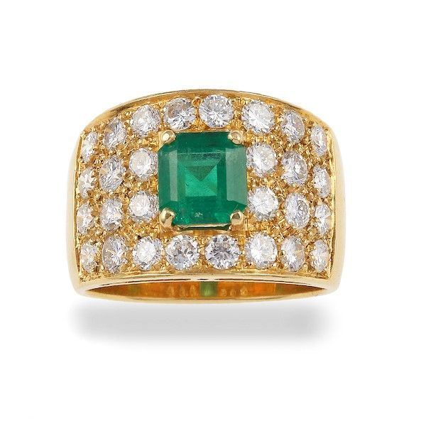 Anello a fascia con smeraldo centrale e diamanti a contorno