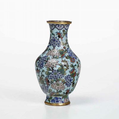 Vaso a Smalti con Decori Floreali su Fondo Azzurro, Cina, XX Secolo