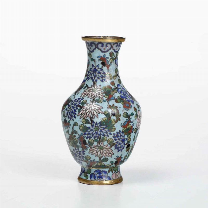 Vaso a smalti con decori floreali su fondo azzurro, Cina, XX secolo  - Asta Arte Orientale | Cambi Time - Cambi Casa d'Aste