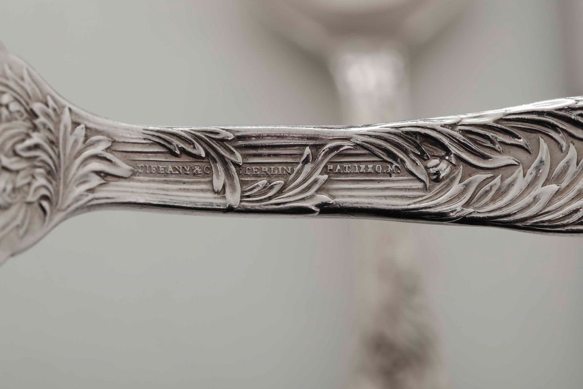 Raro Servizio di Posate in Argento Sterling Fuso e Cesellato Mod.'crisantemi'. Tiffany & Co., New...