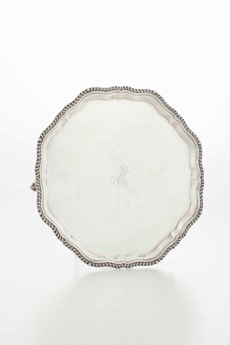 Salver. Argento Fuso, Sbalzato e Cesellato. Marchio della Città di Sheffield per L’anno 1915. Arg...