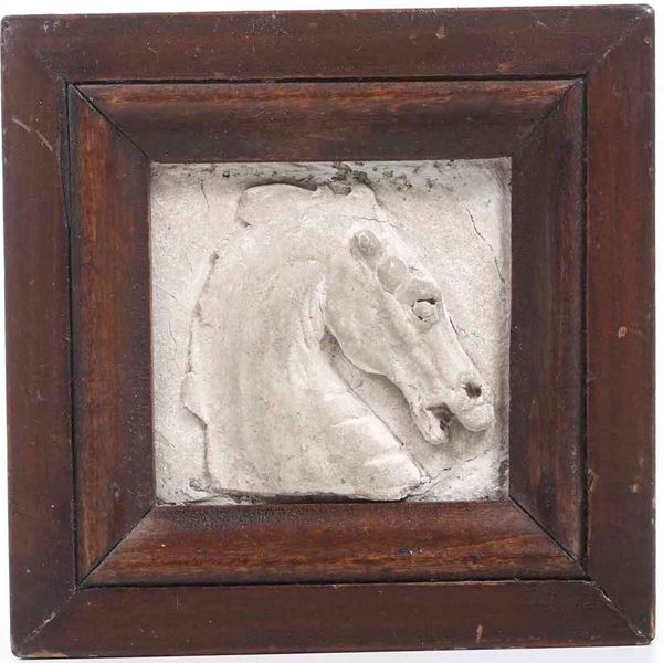 Piccolo rilievo in gesso raffigurante cavallo entro cornice. Fine XIX secolo