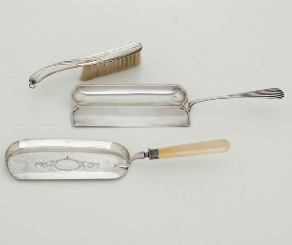 Lotto di due raccogli briciole e una spazzola da tavola in argento. Inghilterra, fine XIX, inizi XX secolo