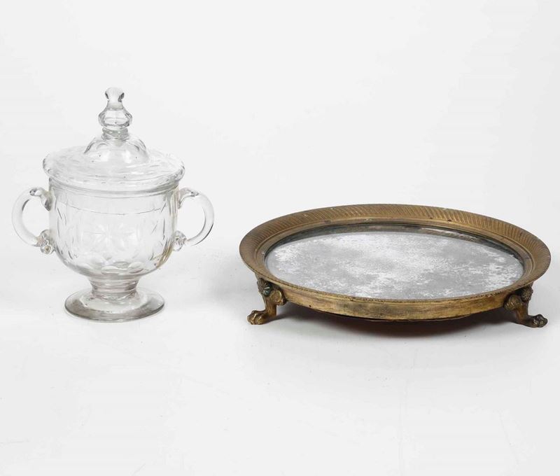 Vassoio con specchio e bronzo dorato e una zuccheriera in vetro. Toscana, XIX secolo  - Asta Antiquariato Giugno | Cambi Time - Cambi Casa d'Aste
