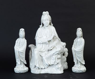 Lotto Composto da Tre Figure di Guanyin in Porcellana Blanc De Chine, Cina, Dinastia Qing, XIX Se...