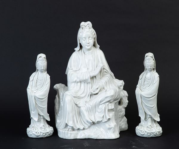 Lotto composto da tre figure di Guanyin in porcellana Blanc de Chine, Cina, Dinastia Qing, XIX secolo