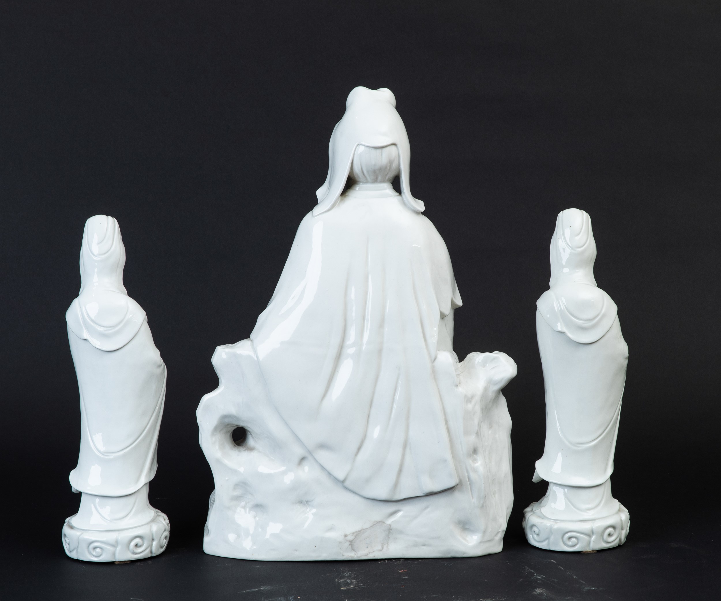 Lotto Composto da Tre Figure di Guanyin in Porcellana Blanc De Chine, Cina, Dinastia Qing, XIX Se...