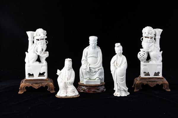 Lotto composto da cinque sculture diverse in porcellana Blanc de Chine raffiguranti fanciulle, dignitario e leoncini, Cina, Dinastia Qing, XIX secolo