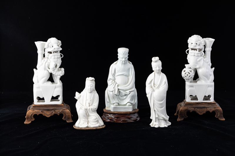 Lotto composto da cinque sculture diverse in porcellana Blanc de Chine raffiguranti fanciulle, dignitario e leoncini, Cina, Dinastia Qing, XIX secolo  - Asta Arte Orientale - Cambi Casa d'Aste