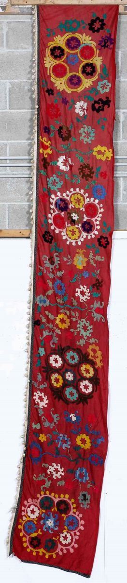 Tessuto Suzani, est Turkestan fine XIX inizioi XX secolo  - Auction Carpets | Cambi Time - Cambi Casa d'Aste