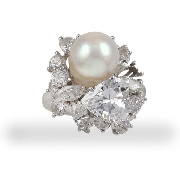 Anello con diamante taglio cuore di ct 1.91 e perla naturale