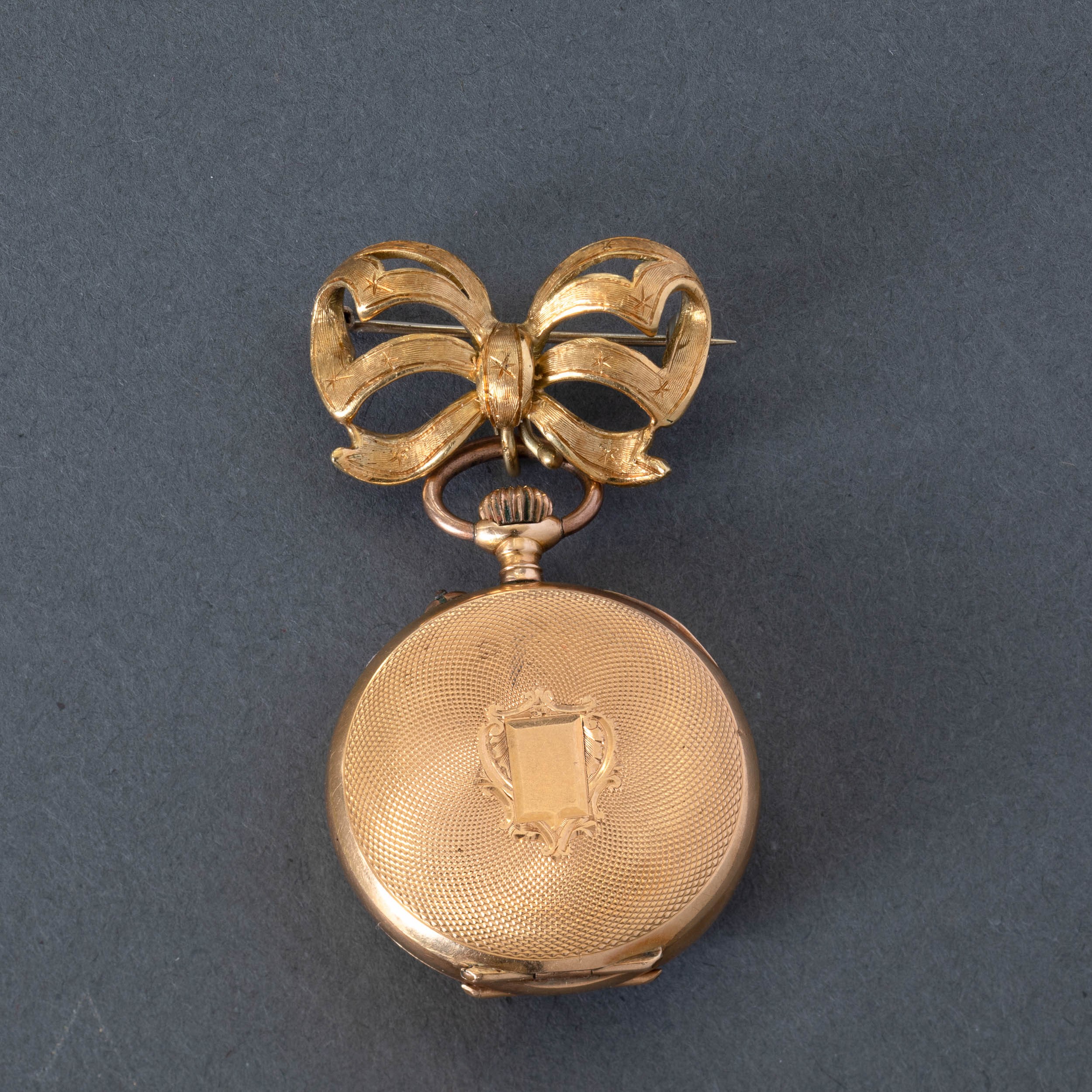 Orologio da Donna, Monachina con Spilla, in Oro 18 Kt, Fine ‘800. Movimento a Remontoir a Cilindr...