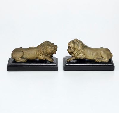 Coppia di Leoni in Bronzo Fuso e Dorato. Fonditore del XVIII Secolo