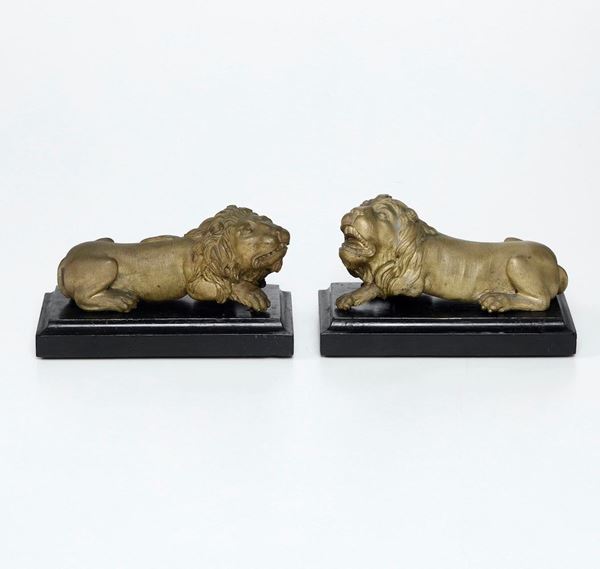 Coppia di leoni in bronzo fuso e dorato. Fonditore del XVIII secolo