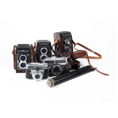 Collezione di cinque macchine fotografiche vintage con custodie