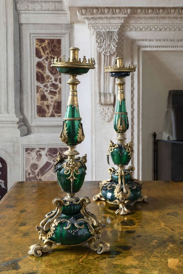 Coppia di importanti candelieri in vetro soffiato di Murano con montatura in bronzo dorato. Veneto, primo quarto del XVII secolo