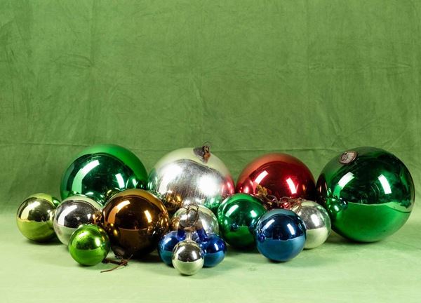 Lotto composto da quindici sfere natalizie in vetro soffiato specchiato a più colori, XX secolo