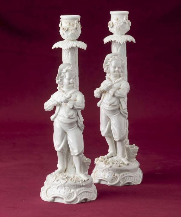Coppia di candelieri in porcellana bianca. Germania, Rudolstadt, Manifattura Ernst Bohne Söhne, 1880-1920 