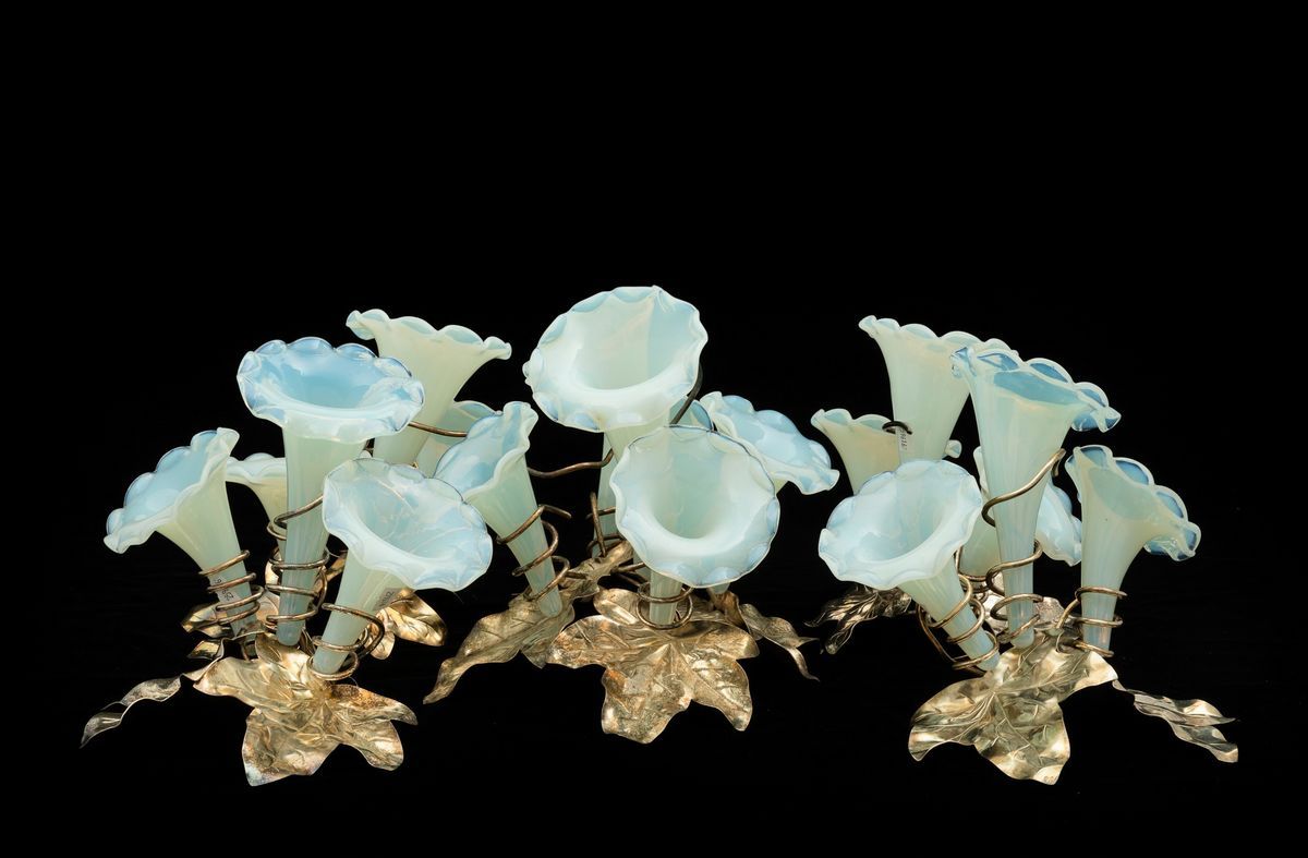 Centrotavola in Metallo Argentato e in Vetro Soffiato Opalescente. XX Secolo