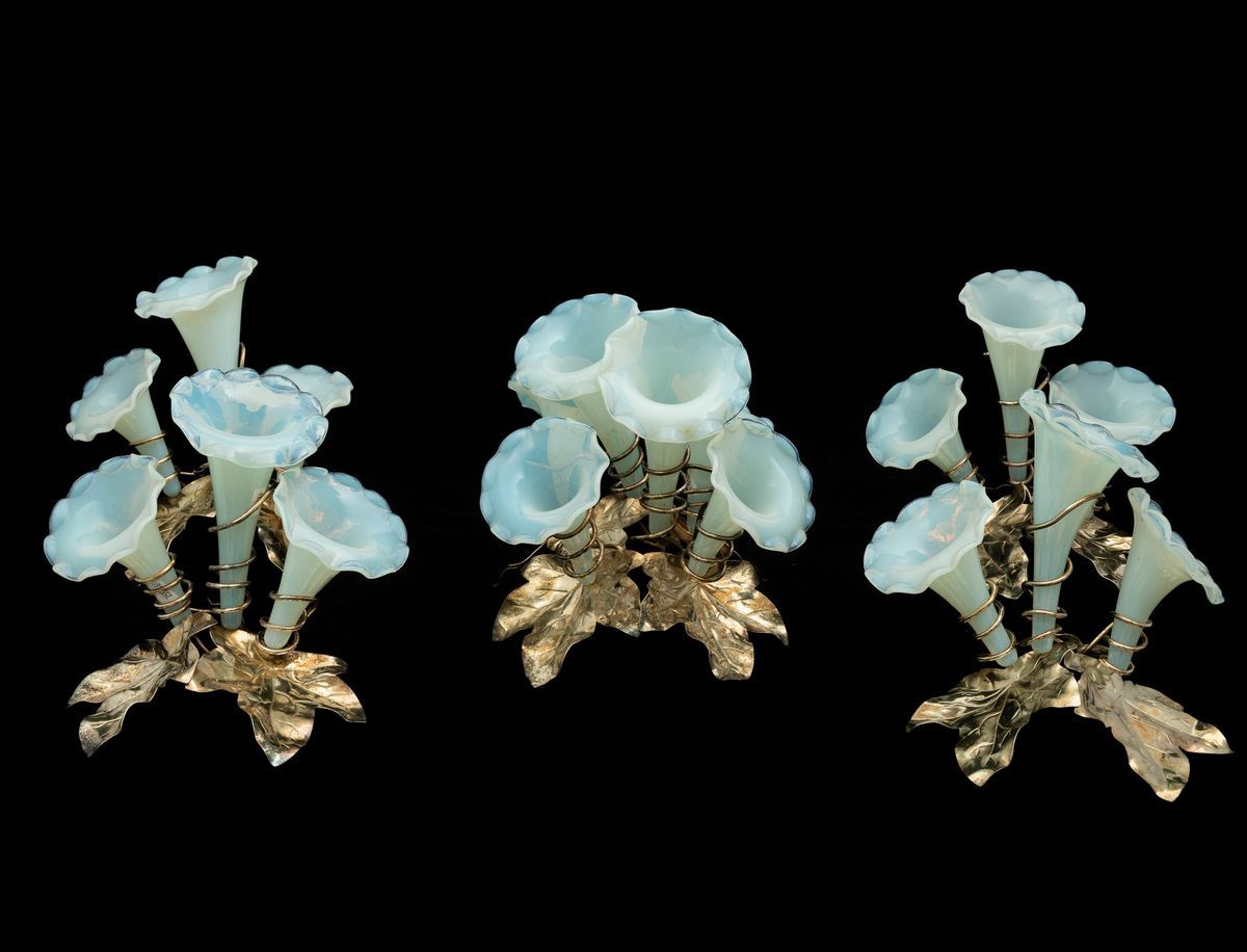 Centrotavola in Metallo Argentato e in Vetro Soffiato Opalescente. XX Secolo
