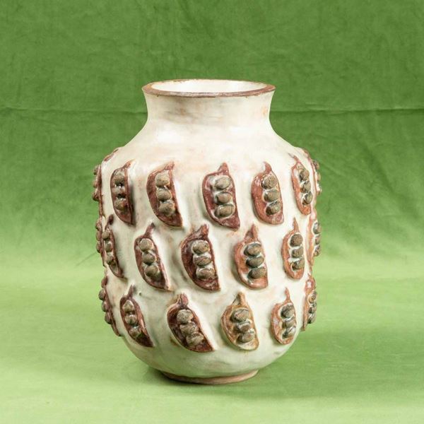 Vaso cilindrico con collo svasato in maiolica con decoro di baccelli a rilievo policromi. Manifattura nord europea, 1970 ca