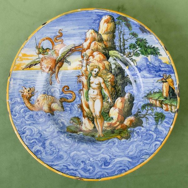 Piatto in maiolica policroma decorata sul recto, a piena superficie, con la leggenda di Andromeda. Urbino,  [..]