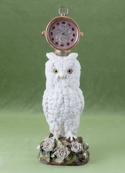Figura di Civetta in Porcellana Sormontata da Quadrante in Rame. XX Secolo