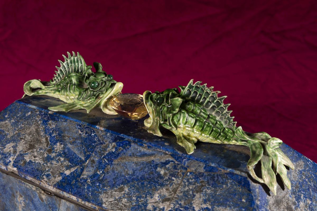 Alfredo Ravasco - Rara Scatola Lastronata in Lapislazzuli con Decoro di Pesci in Argento e Smalti...