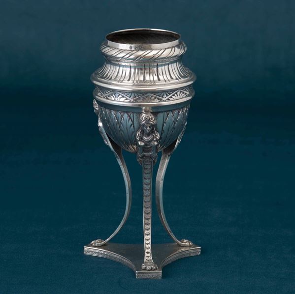 Vaso tripode. Argento fuso, sbalzato e cesellato. Italia, XIX-XX secolo  