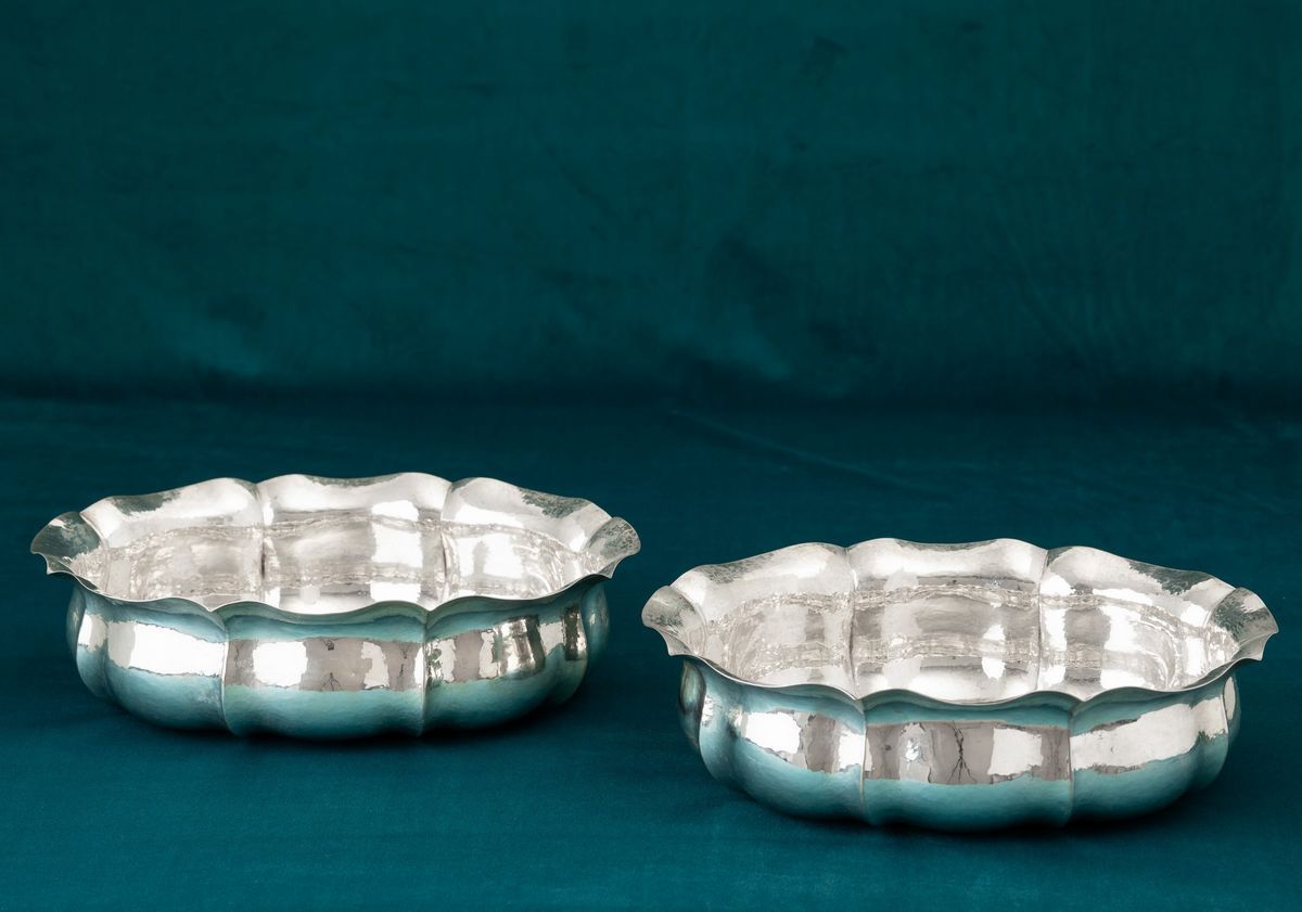 Coppia di Centrotavola. Argento Fuso e Sbalzato. Argentiere De Boni, Padova, per Gioielleria Miss...
