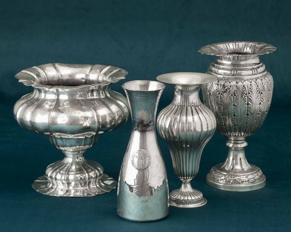 Lotto composto da tre vasi e una bottiglia in argento. Argenteria italiana del XX secolo