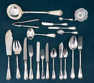 Parte di Servizio di Posate in Argento con Saliere in Argento e Cristallo Molato. Alcune Posate c...