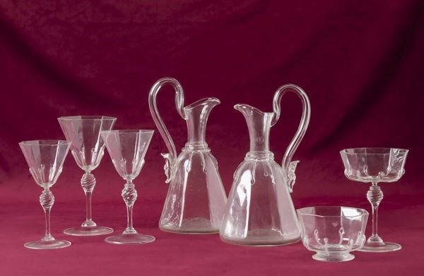 Servizio di bicchieri per ventiquattro in vetro soffiato trasparente con coppe ottagonali e gocce applicate. Murano, XX secolo.