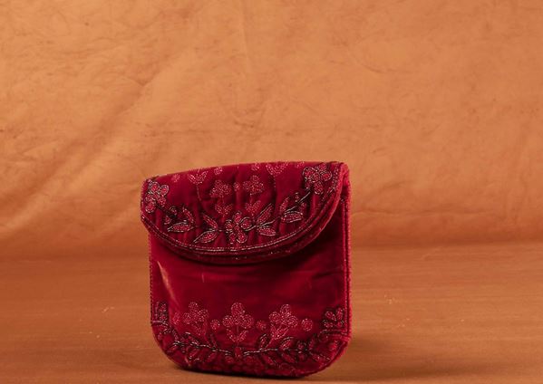 Borsa in velluto ricamata con perline a motivi floreali, Gucci, anni '60