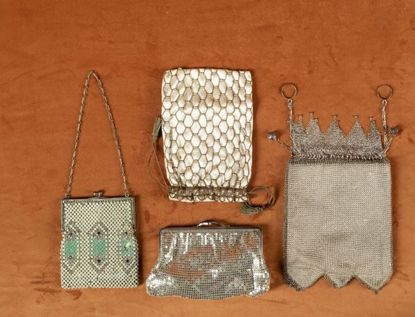 Quattro borse a bustina con decori e motivi metallici