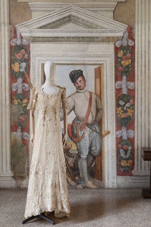 Abito lungo con strascico realizzato con tecnica del merletto irlandese per le nozze di Nerina Pisani con il Conte Giuseppe Volpi di Misurata (1906)