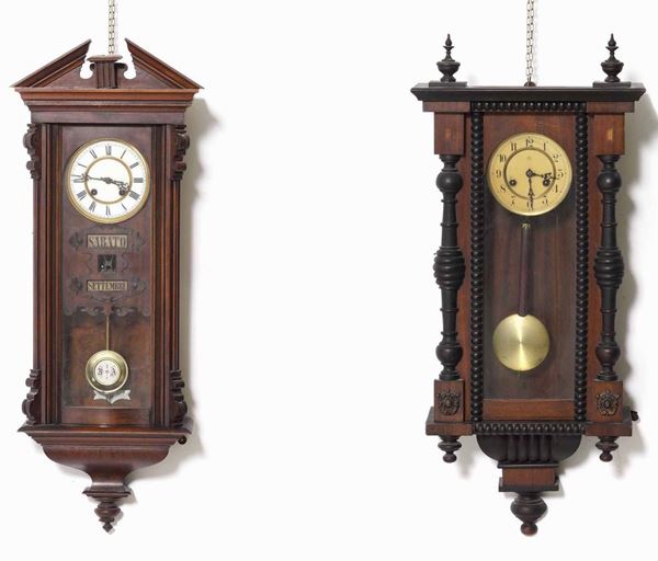 Lotto di due orologi da parete in legno, inizio XX secolo