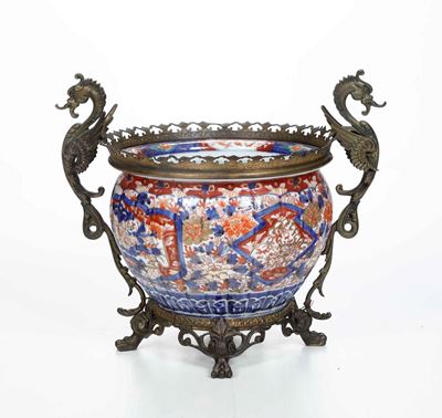 Cachepot in Porcellana Imari con Decori Floreali e Scene Naturalistiche Entro Riserve, Giappone, ...