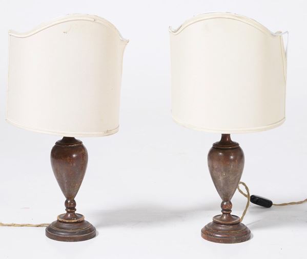 Coppia di lampade in legno dipinto. XX secolo