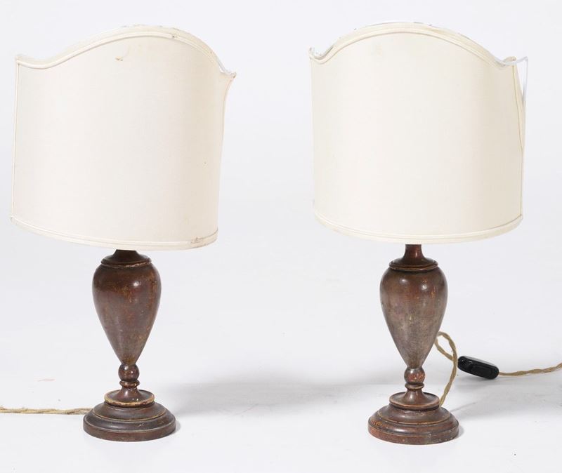 Coppia di lampade in legno dipinto. XX secolo  - Asta Antiquariato Luglio | Cambi Time - Cambi Casa d'Aste