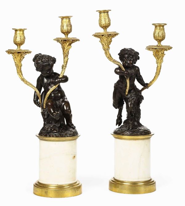Coppia di candelabri in bronzo cesellato, patinato e dorato. Base in marmo bianco. Francia XVIII-XIX secolo, bottega di Claude Michel (Clodion) 1738-1814 e Louis Felix de la Rue 1730-1777