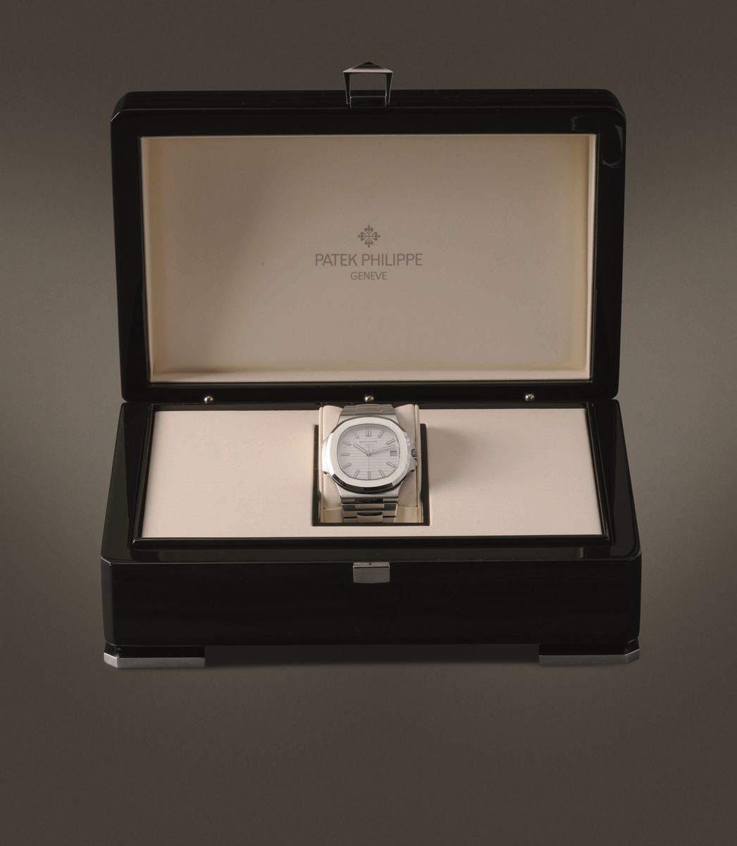 Patek Philippe - Nautilus 5711, Automatico con Quadrante Bianco in Acciaio e Fondello a Vista Com...