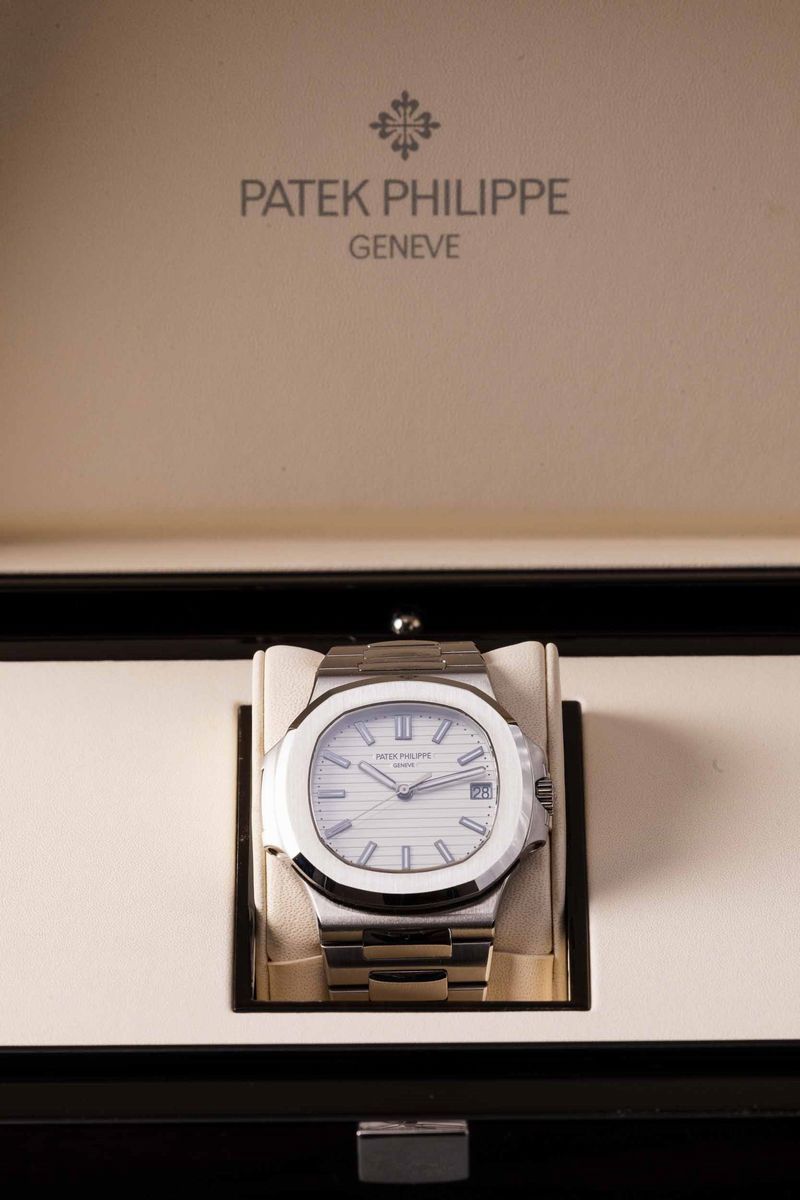 Patek Philippe - Nautilus 5711, Automatico con Quadrante Bianco in Acciaio e Fondello a Vista Com...