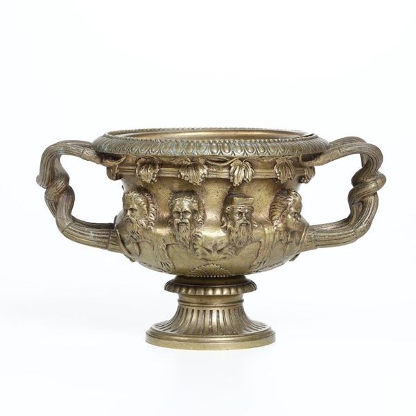 Coppa biansata in bronzo dorato con mascheroni. Fonditore del XIX secolo