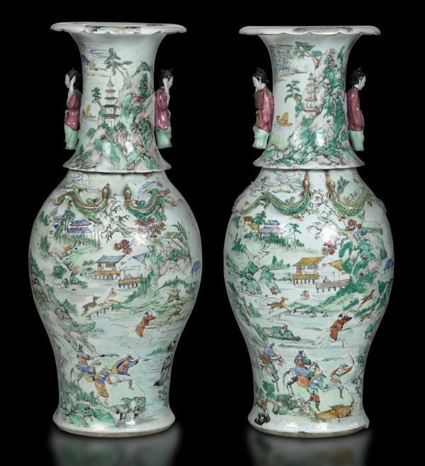 Coppia di rari vasi in porcellana con raffigurazioni di paesaggio, anse a foggia di fanciulle e draghetti a rilievo, Cina, Dinastia Qing, epoca Daoguang (1821-1850)