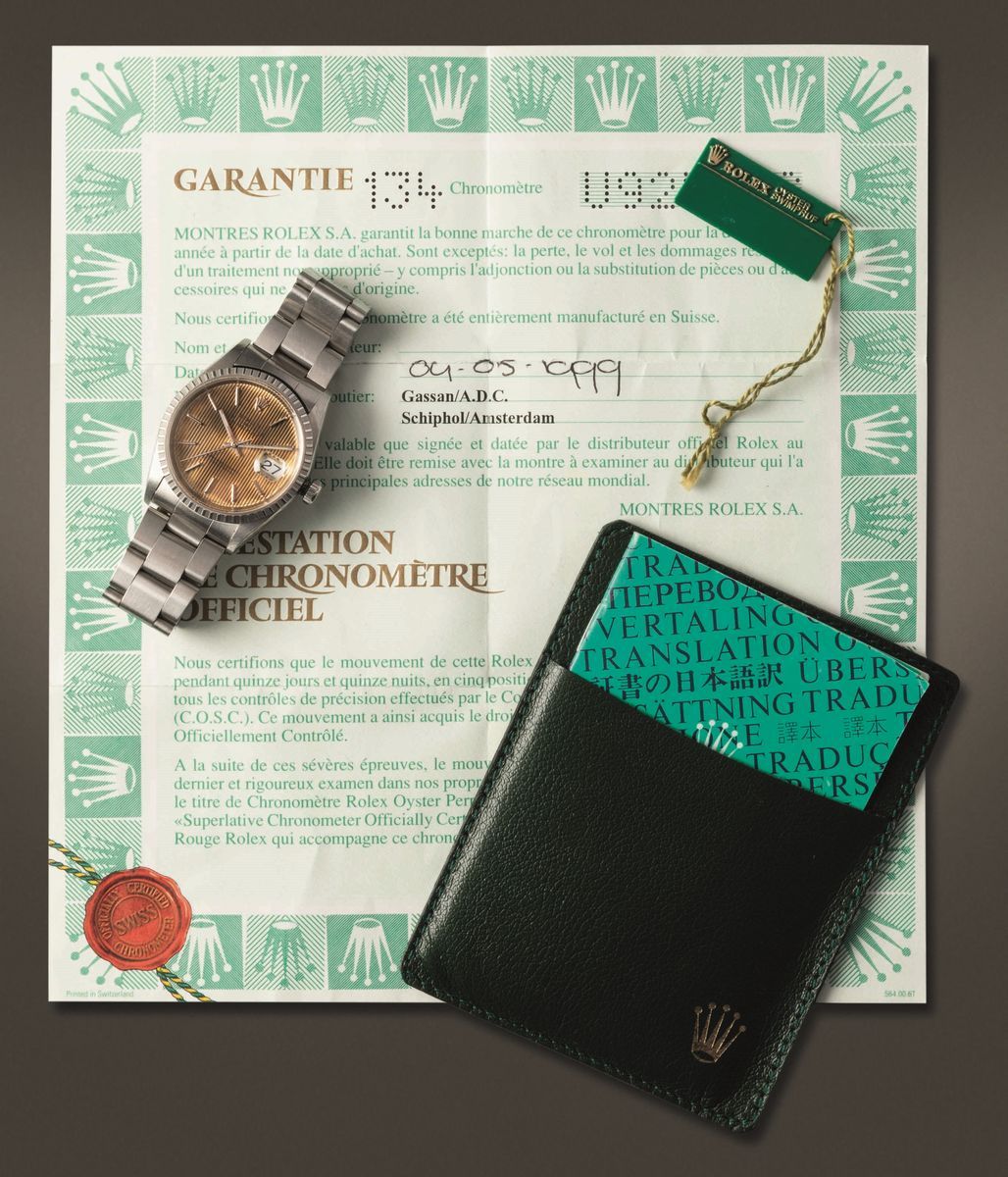 Rolex - Datejust 16220 in Acciaio, Movimento Automatico con Datario, Lunetta in Acciaio Godronata...