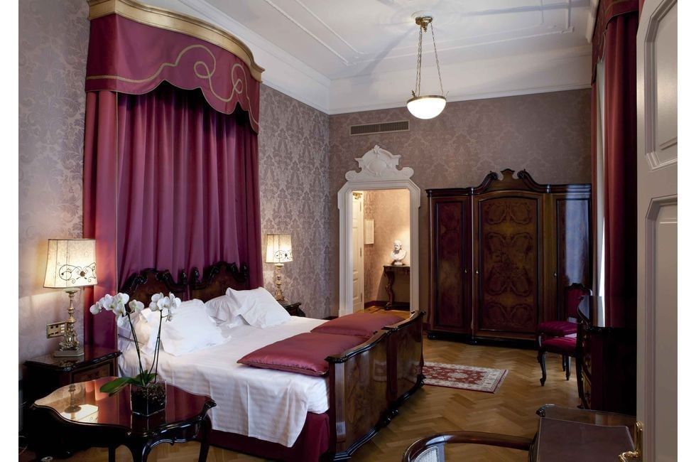Soggiorno di 2 Notti per Due Persone nella Suite Verdi del Grand Hotel Et De Milan, con Visita al...