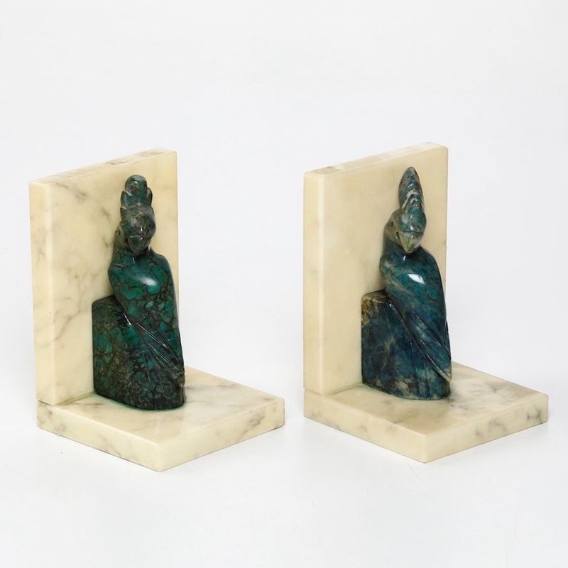 Coppia di fermalibri in marmo e pietra dura. XX secolo  - Auction Antique July | Cambi Time - Cambi Casa d'Aste