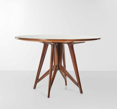 Tavolo con Struttura in Legno Lavorato.
